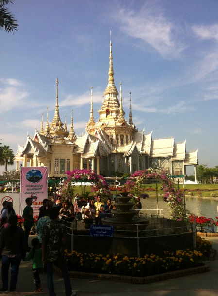 タイ　コラートの美しいお寺　ワットソラポーン